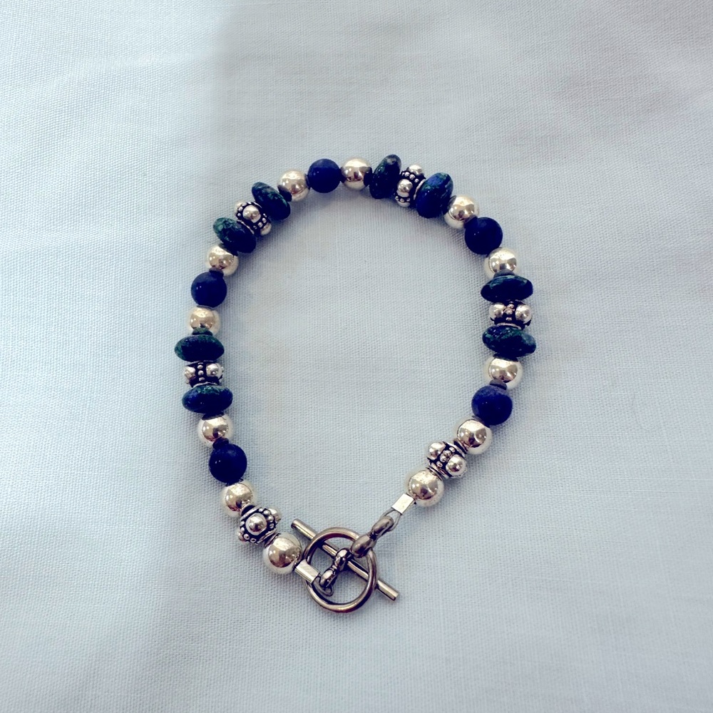 Beaded bracelet, silver, dark blue and blue/green beads.